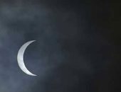 حان وقت الكسوف.. الكرة الأرضية تشهد كسوفا كليا الإثنين.. الطيور يتوقف تغريدها وأزهار النهار تبدأ فى إغلاق أوراقها.. البحوث الفلكية: لن يُرى من مصر والمنطقة العربية.. وقرص القمر يغطى 103% من كامل قرص الشمس