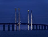 إضاءة أعمدة جسر أوريسوند بين السويد والدنمارك استعدادًا لاحتفالات الكريسماس