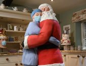 بابا نويل يحتضن ممرضة.. بريطانية تكرم العاملين بالقطاع الطبى بـ"كعكة"