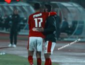 "وصلة غزل" تُخمد فتنة ثنائى الأهلى فى مباراة المقاصة.. صورة