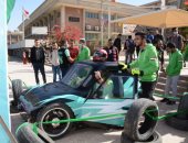 رئيس جامعة أسيوط يشهد العرض التجريبى لسيارة قبل "رالى العربات الكهربية".. فيديو وصور