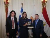 صور.. السفارة القبرصية تكرم وزيرة الهجرة تقديرًا لدورها في مبادرة "إحياء الجذور"