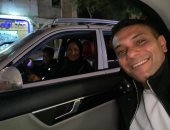 آسر ياسين يخوض مغامرة لالتقاط صورة مع سيدة سائقة تاكسى: ست مصرية أصيلة