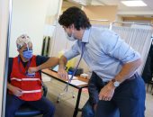 رئيس وزراء كندا يوجه الشكر للفرق الطبية المخصصة للتطعيم ضد كورونا.. صور