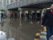 تعطل حركة المرور أسفل كوبرى المندرة بالإسكندرية بسبب الأمطار.. صور وفيديو