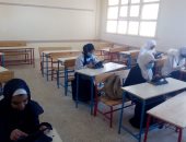 طلاب الصف الأول الثانوى يؤدون الامتحان التجريبى بمدارس المنيا
