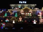 عائلة بريطانية تستعد لاحتفالات الكريسماس بزينة من 150 ألف مصباح.. فيديو وصور
