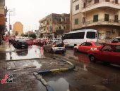 الطقس السيئ يضرب المحافظات.. أمطار رعدية غزيرة فى الشرقية والغربية ودمياط والإسماعيلية.. ومتوسطة فى بورسعيد واستمرار حركة الملاحة بقناة السويس.. وشفط المياه من الطرق والأنفاق ورفع درجة الاستعداد بكافة الأجهزة