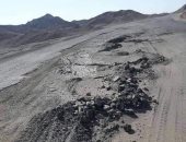 قارئ يشكو من تهالك طريق قفط القصير بين قنا والبحر الأحمر.. و"الطرق" ترد