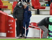 عناق كلوب ومورينيو يخطف الأضواء فى قمة ليفربول ضد توتنهام.. صور