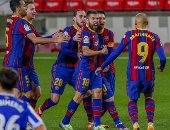 برشلونة يتخطى سوسيداد بثنائية ويمنح أتلتيكو مدريد صدارة الليجا.. فيديو