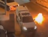 فلسطينيون يلقون زجاجات حارقة على سيارة للاحتلال فى بلدة العيسوية.. فيديو