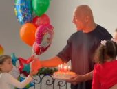 "ذا روك" يحتفل بعيد ميلاد ابنته بتورتة صغيرة ويعتذر بسبب كورونا