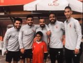 يوسف طفل "السور" يلتقط صورة تذكارية مع نجوم الأهلى