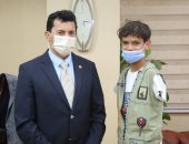 وزير الرياضة يهدى الطفل صاحب الموهبة فى كرة القدم عضوية مركز شباب بلبيس