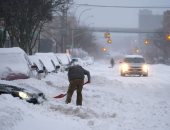 عاصفة ثلجية تضرب نيويورك والثلوج تغطى الشوارع والسيارات.. فيديو وصور