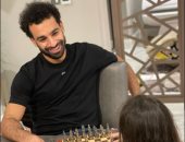 محمد صلاح يلعب الشطرنج مع ابنته خلال توزيع جوائز The Best