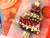 شجرة كريسماس من اللانشون والزيتون والجبنة.. آخر تقاليع الاحتفال بعام 2021