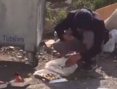 أزمات تركيا.. فيديو لمواطن يأكل من القمامة يكشف معاناة أنقرة