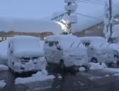 الثلوج تغطى السيارات والمنازل فى شوارع اليابان بعد موجة طقس باردة.. فيديو