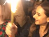 رقص وغناء أثناء احتفال نيللى كريم بعيد ميلادها بحضور الفنانين.. فيديو وصور