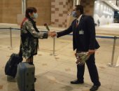 استقبال أول وفد سياحى من سلوفاكيا فى الغردقة بالورود والهدايا .. صور 