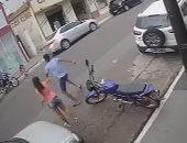 موقف بطولى.. لحظة إنقاذ شاب لأخته من حادث سيارة فى البرازيل.. فيديو وصور