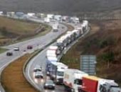 طوابير شاحنات تمتد 8 كم بسبب بريكست ومخاوف تعطل التوريد.. صور