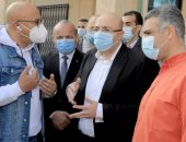 محافظ بنى سويف يطمئن على مصابى حادث الطريق الصحراوى الغربى.. صور