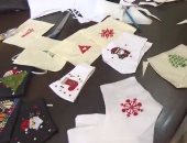 مريضات سرطان يصنعن كمامات بألوان عيد الميلاد لإدخال البهجة فى غزة.. فيديو