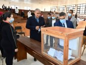 رئيس جامعة القناة يتفقد انتخابات اتحاد الطلاب.. صور