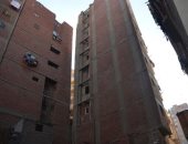 برج 9 طوابق تحت الإنشاء غير مرخص يميل على عمارة مجاورة في مدينة المنصورة