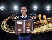 كريستيانو رونالدو يتسلم جائزة القدم الذهبية 2020.. صور 