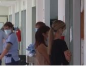 الأرجنتين تسمح لأقارب مصابى كورونا بمشاهدتهم من خلف زجاج المستشفيات.. فيديو