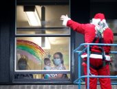 زمن كورونا.. سانتا كلوز يزور مستشفى للأطفال فوق ونش بالمملكة المتحدة.. صور