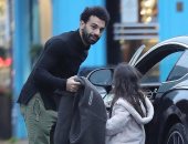 محمد صلاح يظهر فى شوارع ليفربول مع ابنته مكة بعد جائزة أفضل لاعب.. صور