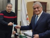 أسامة كمال يتقدم بأوراقه لنقابة الإعلاميين للحصول على تصريح مزاولة المهنة..فيديو