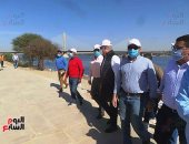 وزير الإسكان يتابع مشروع الممشى السياحى بأسوان من مركب وسيارة جولف .. صور 