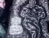 "أسامة" يشارك بلوحة فنية باستخدام الملح لبطل كمال أجسام "بيج رامى"