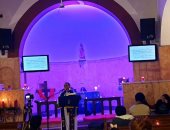 الكنيسة الأسقفية بالجيزة تحتفل بترانيم الميلاد على أضواء الشموع