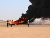 مطار أبو سمبل يجرى تجربة طوارئ لسيناريو انفجار إطار طائرة فور هبوطها.. صور