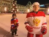 بوتين يحقق أمنية طفل بمشاركته التزلج فى الساحة الحمراء بموسكو .. فيديو