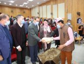 محافظ كفر الشيخ يكرم عدد من الطلاب ذوى الهمم ويشيد بمواهبهم الفنية