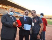 عبد الحفيظ يهدى سفير مصر فى النيجر درع الأهلي