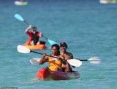 أوباما وزوجته يخوضان تجربة التجديف فى هاواى بملابس السباحة.. صور