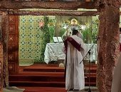 الكاثوليك يقيمون قداسا احتفالا بعيد الميلاد وسط إجراءات احترازية بالإسكندرية