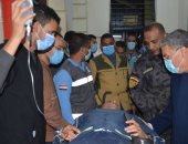 محافظ المنيا يتابع حالة المصابين فى حادث تصادم 3 سيارات بالطريق الشرقى.. صور