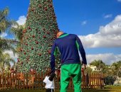 محمد إمام يحتفل بالكريسماس بصورة مع ابنته خديجة أمام شجرة عيد الميلاد