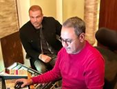 عمرو دياب يكشف كواليس أول أغنية من ألبومه الجديد مع مهندس الصوت أمير محروس