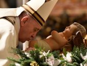 صور.. البابا فرنسيس يدعو لمساعدة الفقراء خلال قداس عشية عيد الميلاد